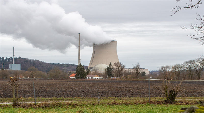 核电企业作为国家重点发展项目之一，拥有着巨大的能源输出能力，为国家的经济发展和能源安全做出了重要贡献。然而，供电稳定性一直是核电企业面临的重要问题。为了解决这一难题，不间断电源的应用成为了核电企业的首选。那么，核电企业使用不间断电源有哪些好处呢？